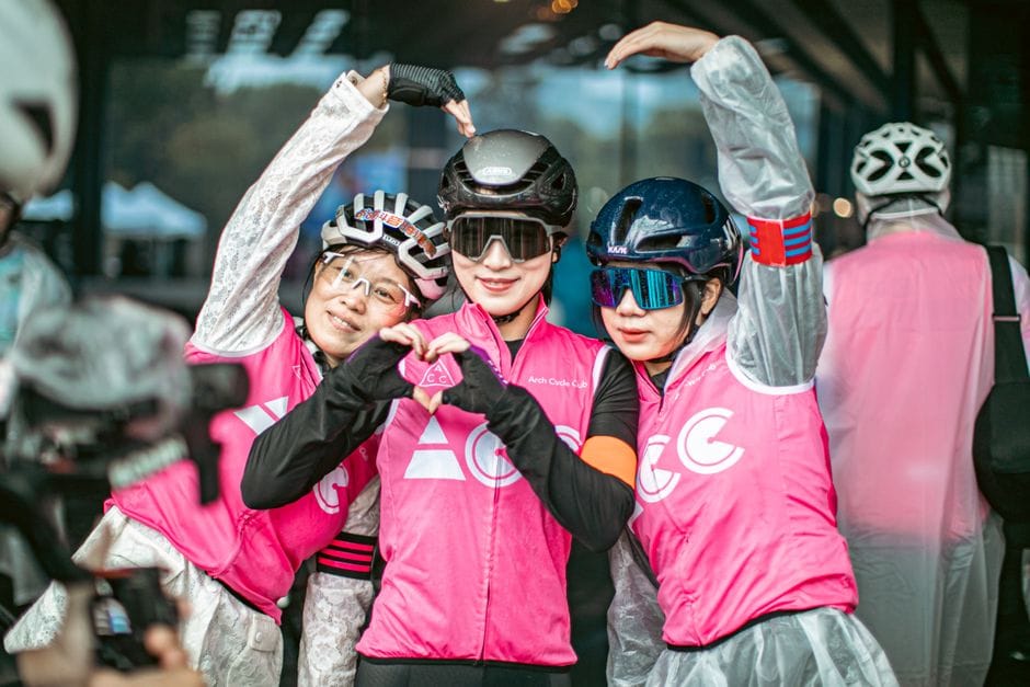 Clearing breakouts from face coverings and helmets
